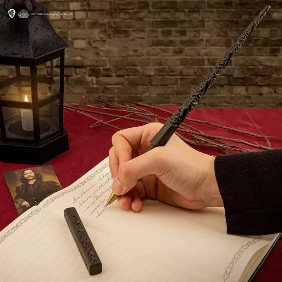 Harry Potter - Sirius Black varázspálca toll bemutatóállvánnyal Harry Potter - Sirius Black varázspálca toll bemutatóállvánnyal